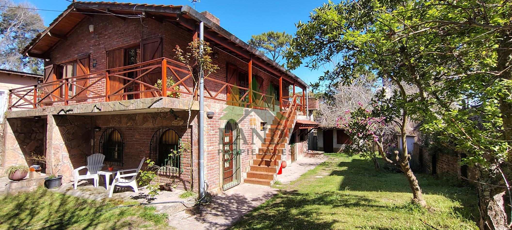 Excelente propiedad, casa en lote con amplio parque, garaje cubierto + 2 mono ambientes + 1 departamento 2 ambientes