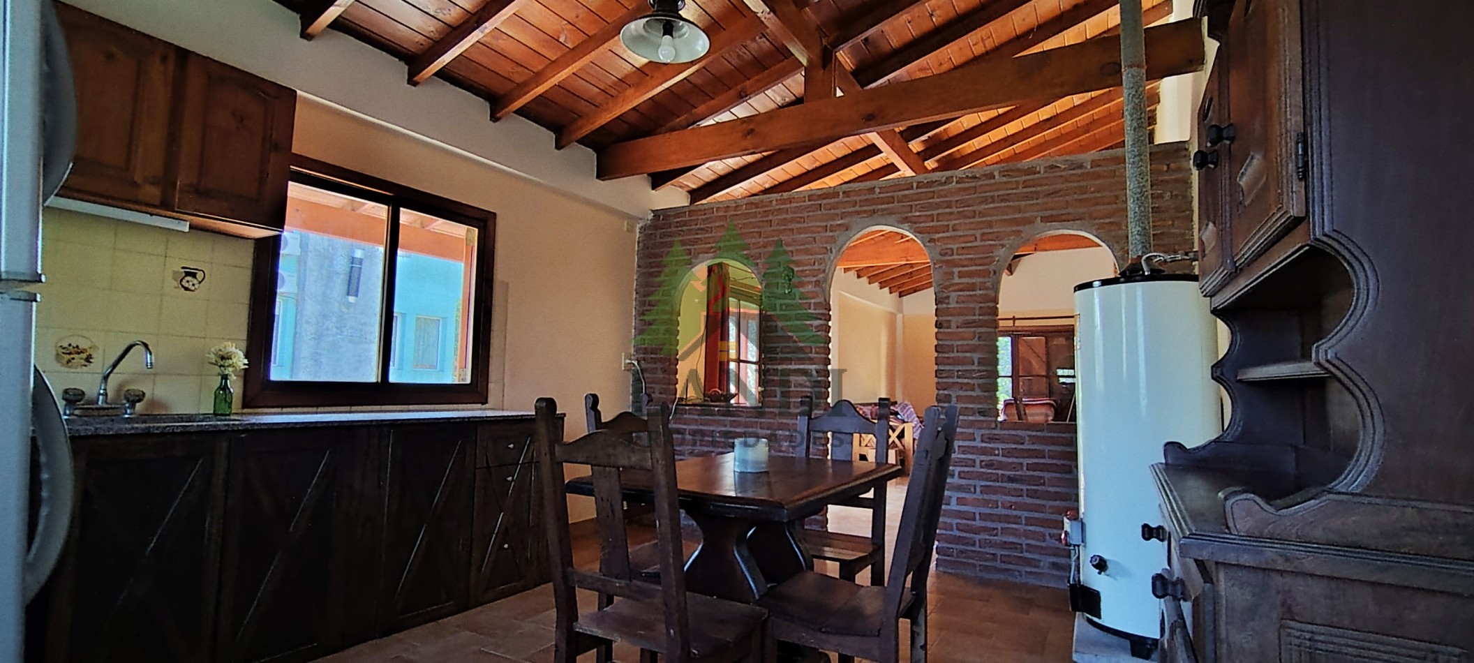 Excelente propiedad, casa en lote con amplio parque, garaje cubierto + 2 mono ambientes + 1 departamento 2 ambientes