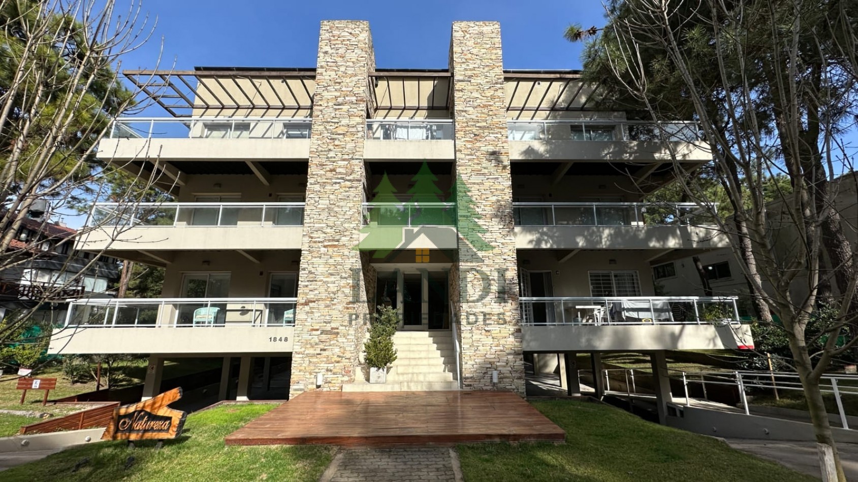 Vivi la experiencia de Pinamar en este comodo y luminoso departamento, pileta exterior y sum con parrilla