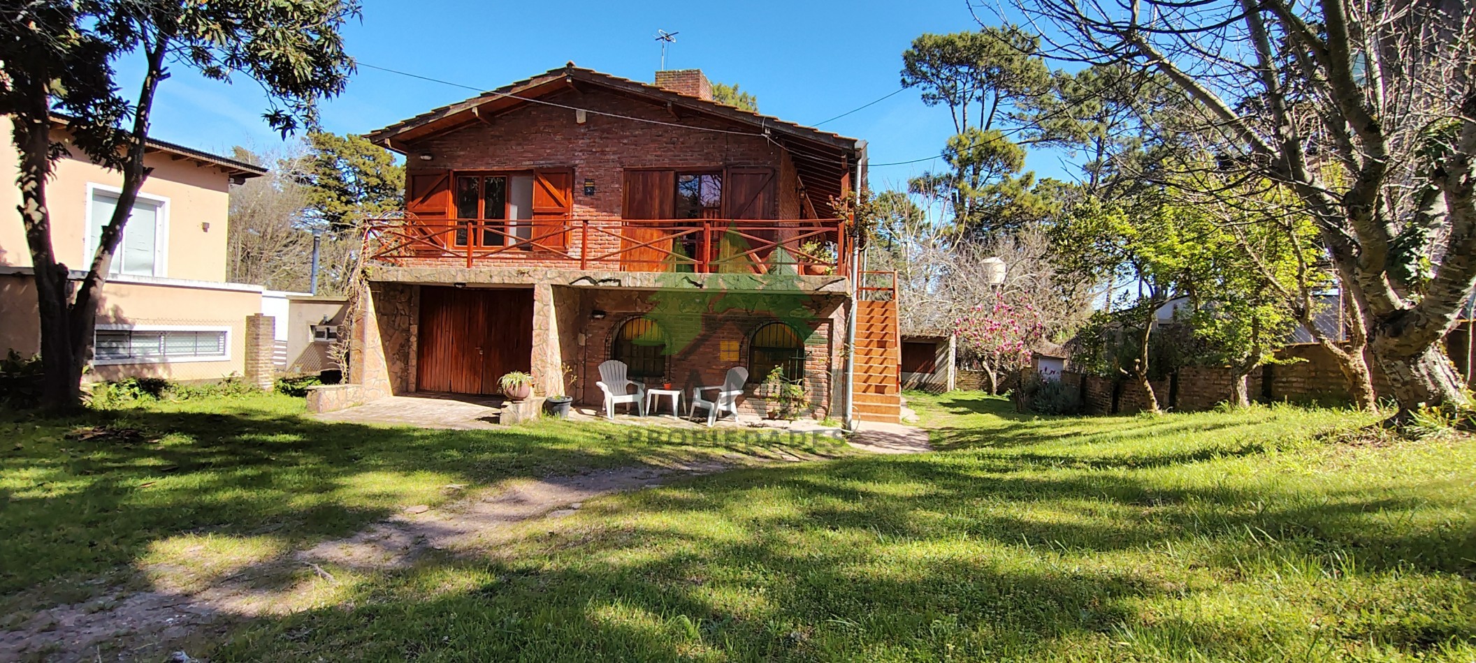 Excelente propiedad, casa en lote con amplio parque, garaje cubierto + 2 mono ambientes + 1 departamento 2 ambientes