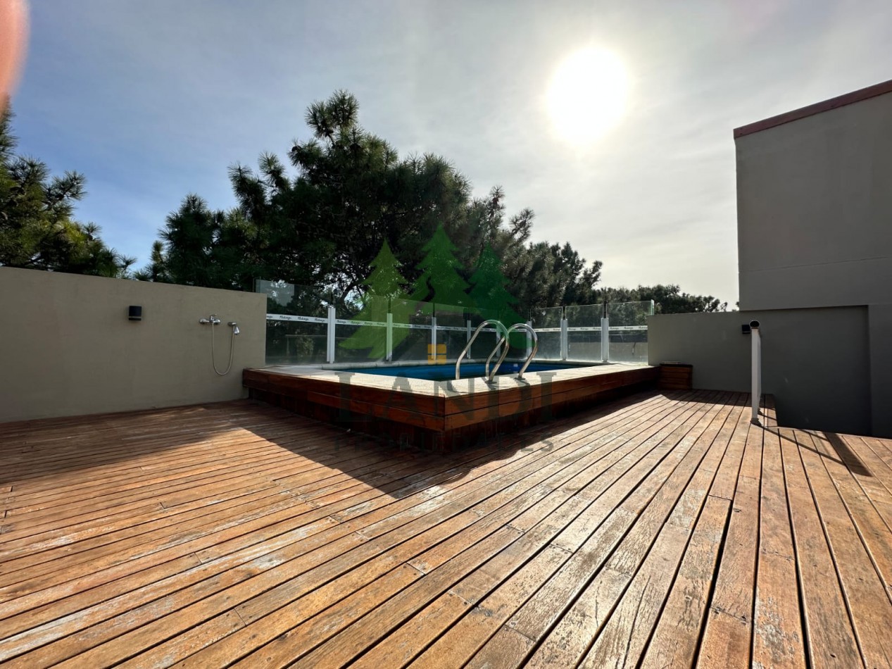 Vivi la experiencia de Pinamar en este comodo y luminoso departamento, pileta exterior y sum con parrilla