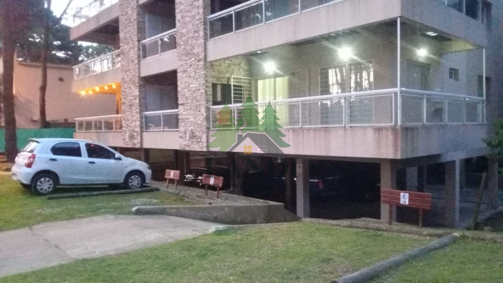 Vivi la experiencia de Pinamar en este comodo y luminoso departamento, pileta exterior y sum con parrilla