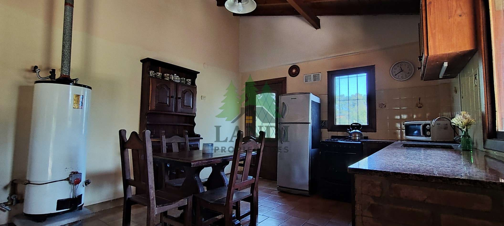Excelente propiedad, casa en lote con amplio parque, garaje cubierto + 2 mono ambientes + 1 departamento 2 ambientes