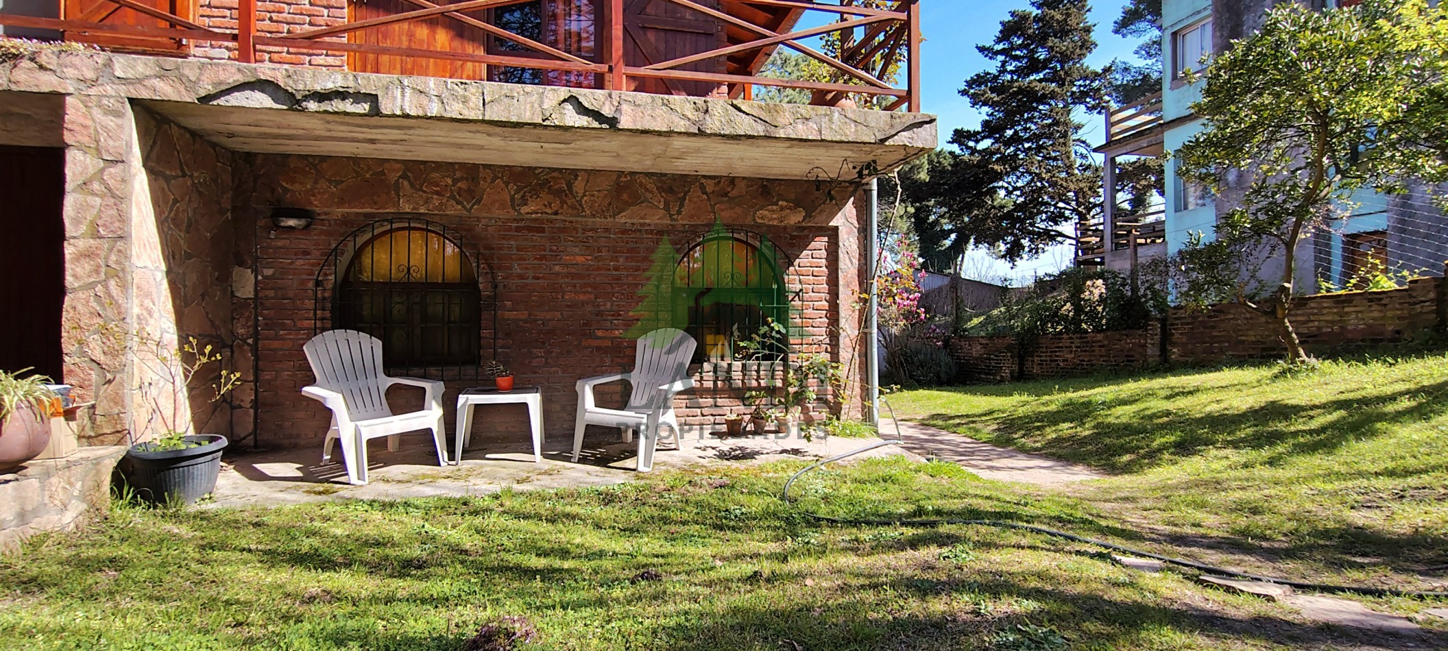 Excelente propiedad, casa en lote con amplio parque, garaje cubierto + 2 mono ambientes + 1 departamento 2 ambientes