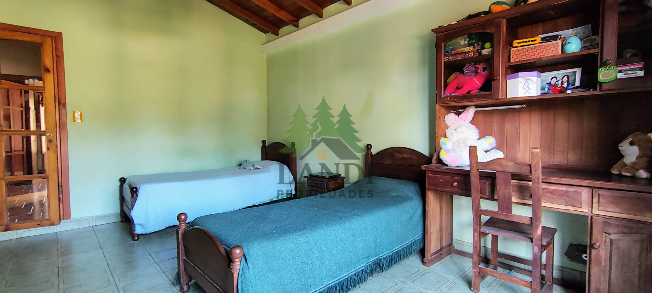 Excelente propiedad, casa en lote con amplio parque, garaje cubierto + 2 mono ambientes + 1 departamento 2 ambientes