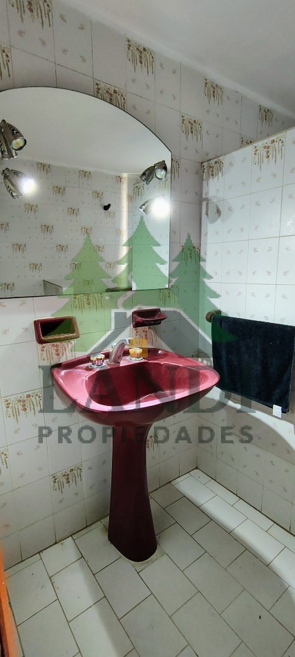 Excelente propiedad, casa en lote con amplio parque, garaje cubierto + 2 mono ambientes + 1 departamento 2 ambientes