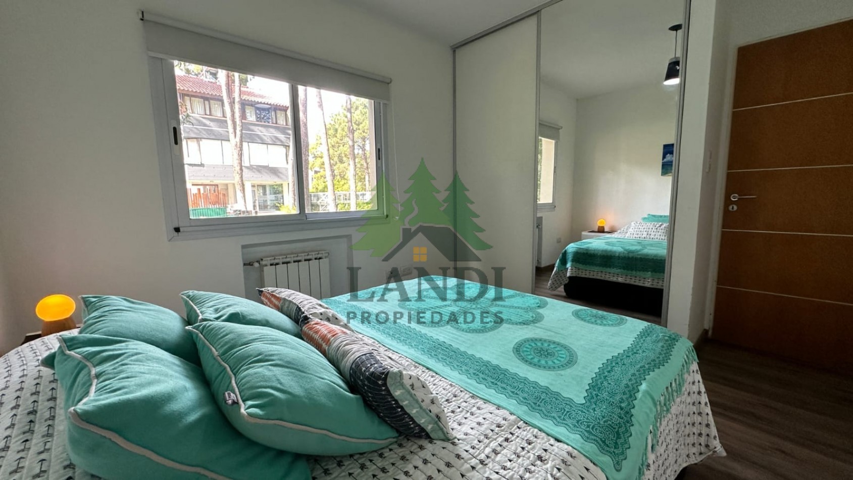Vivi la experiencia de Pinamar en este comodo y luminoso departamento, pileta exterior y sum con parrilla