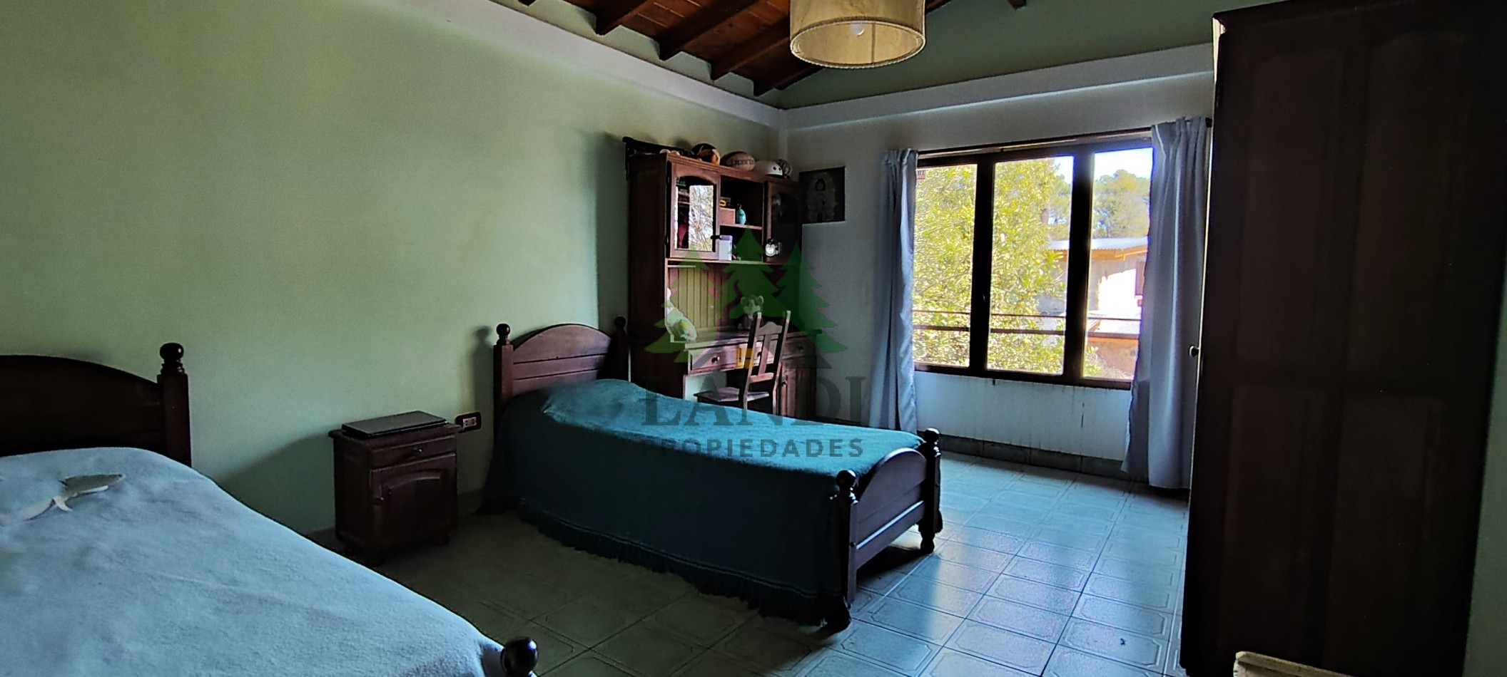 Excelente propiedad, casa en lote con amplio parque, garaje cubierto + 2 mono ambientes + 1 departamento 2 ambientes