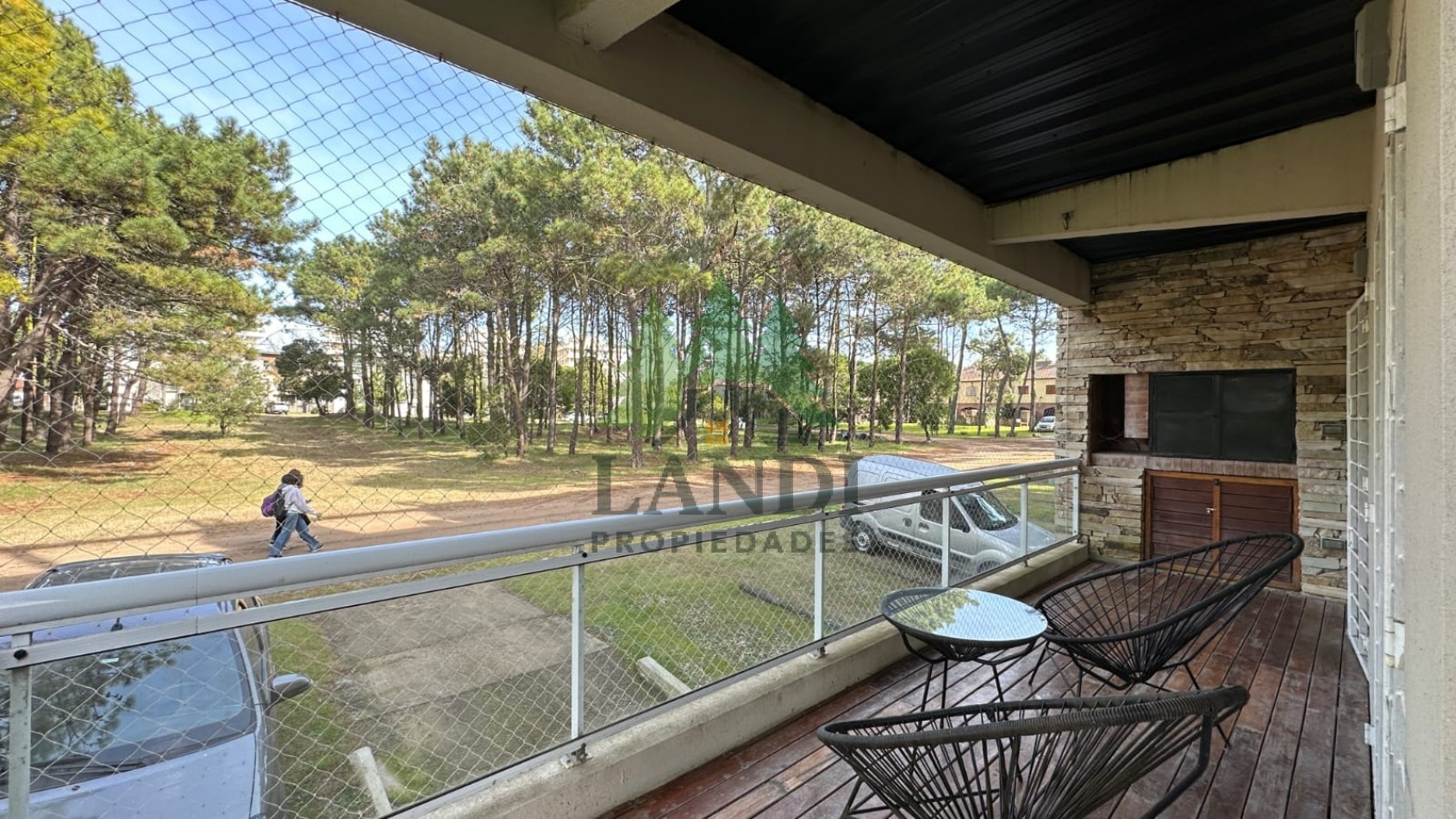 Vivi la experiencia de Pinamar en este comodo y luminoso departamento, pileta exterior y sum con parrilla