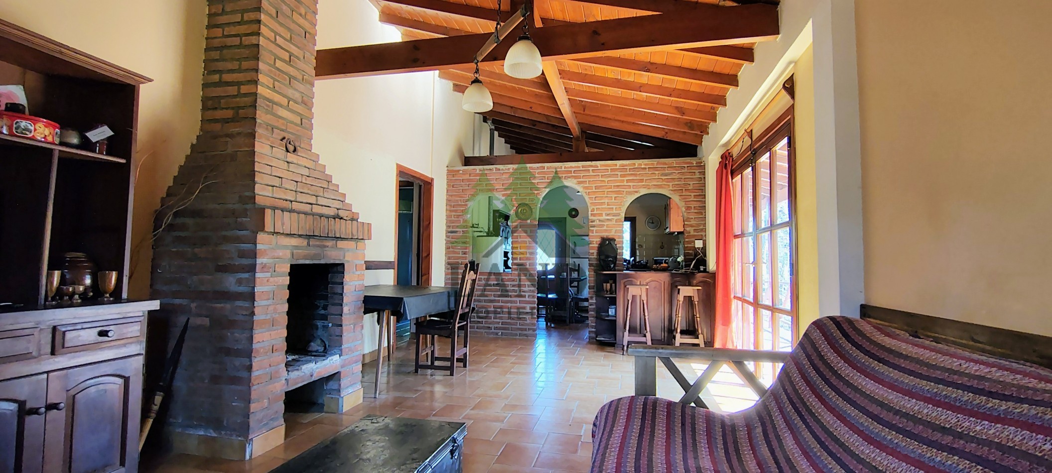 Excelente propiedad, casa en lote con amplio parque, garaje cubierto + 2 mono ambientes + 1 departamento 2 ambientes