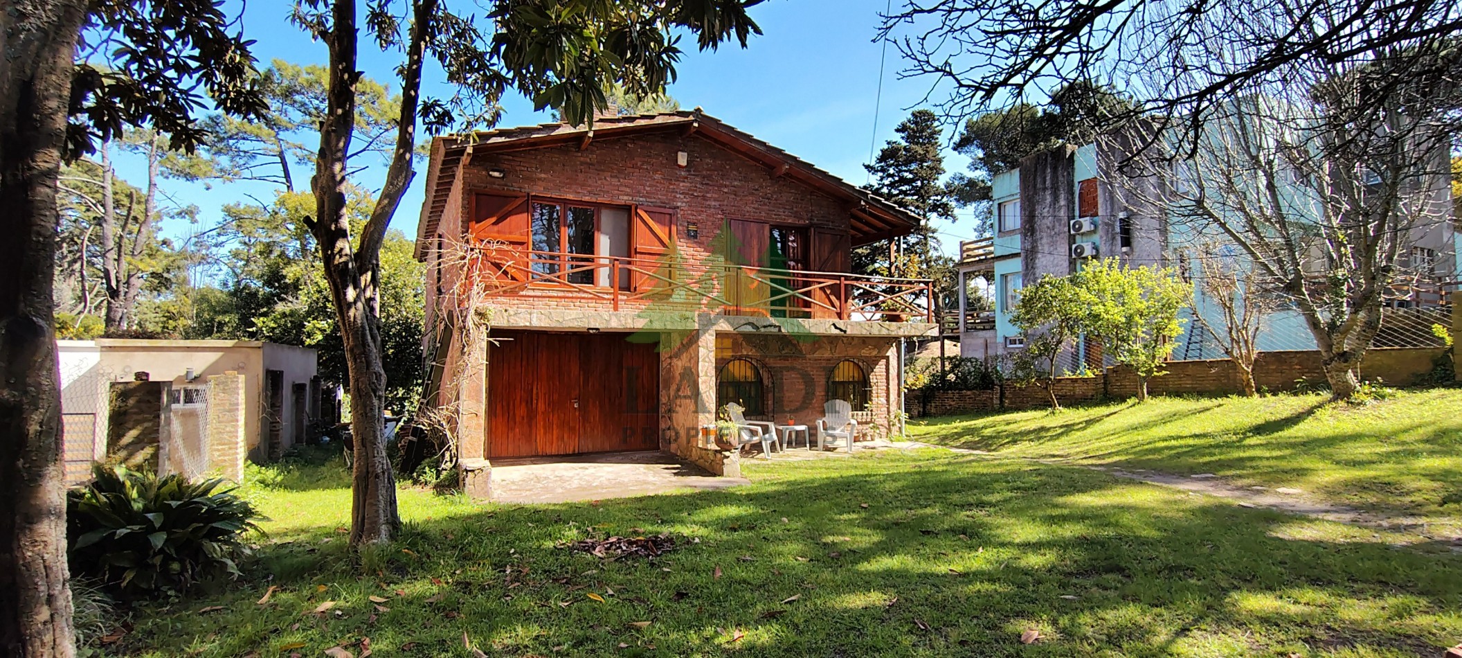 Excelente propiedad, casa en lote con amplio parque, garaje cubierto + 2 mono ambientes + 1 departamento 2 ambientes