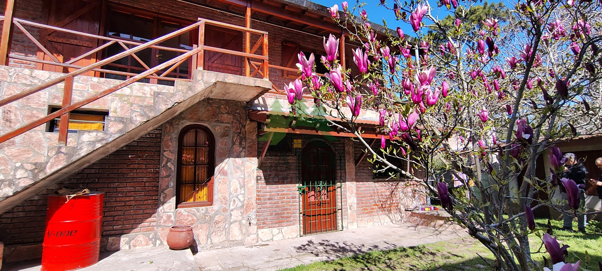Excelente propiedad, casa en lote con amplio parque, garaje cubierto + 2 mono ambientes + 1 departamento 2 ambientes