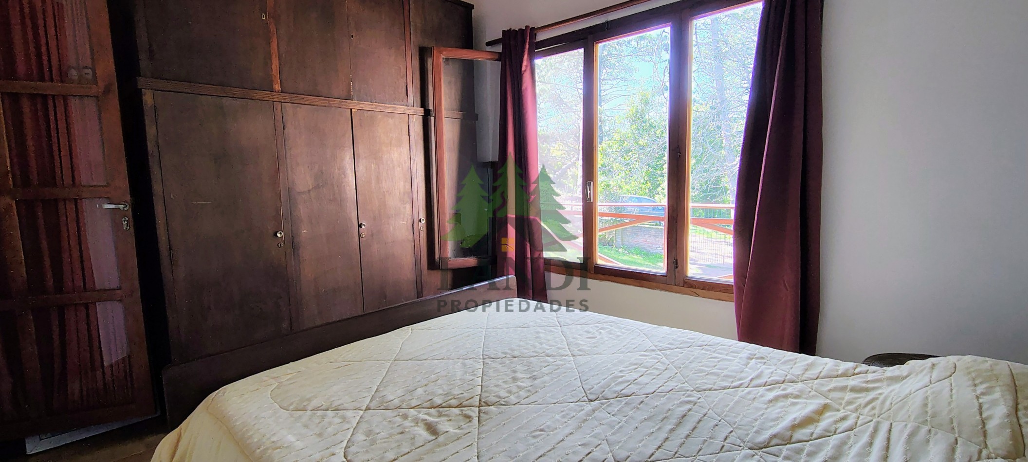Excelente propiedad, casa en lote con amplio parque, garaje cubierto + 2 mono ambientes + 1 departamento 2 ambientes