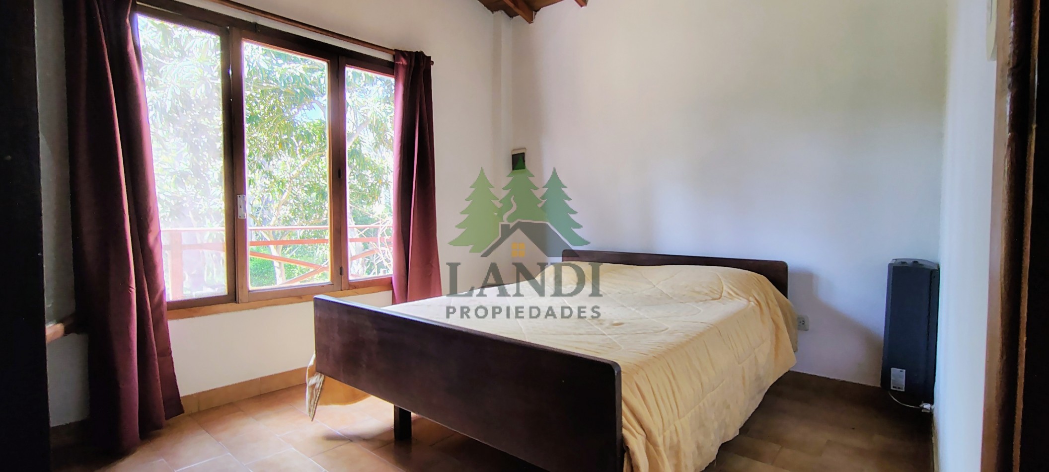 Excelente propiedad, casa en lote con amplio parque, garaje cubierto + 2 mono ambientes + 1 departamento 2 ambientes