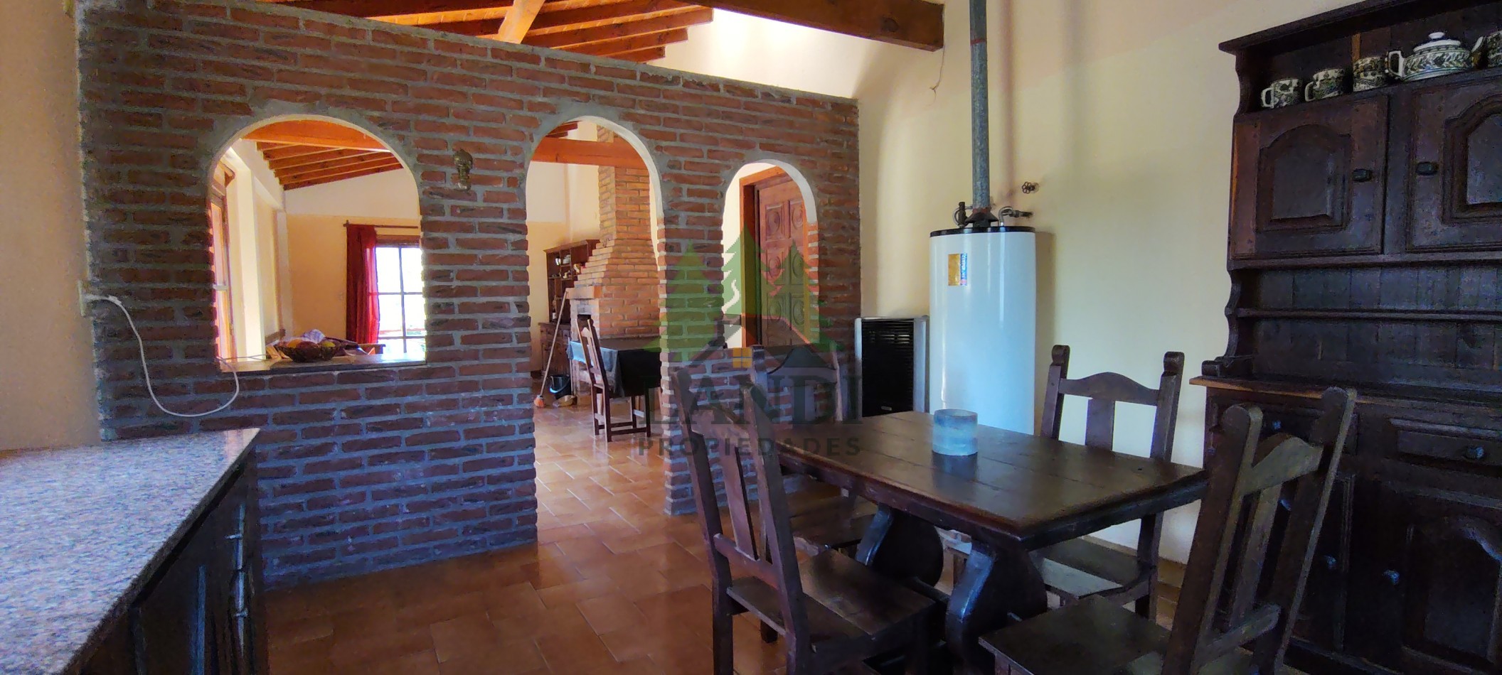 Excelente propiedad, casa en lote con amplio parque, garaje cubierto + 2 mono ambientes + 1 departamento 2 ambientes