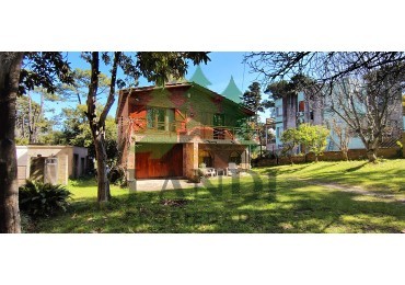 Excelente propiedad, casa en lote con amplio parque, garaje cubierto + 2 mono ambientes + 1 departamento 2 ambientes